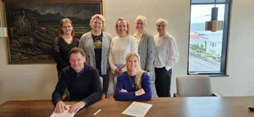 Lúðvík Þorgeirsson, forstjóri HVest, og Gunnþórunn Bender, forseti bæjarstjórnar Vesturbyggðar, undirrita samninginn.