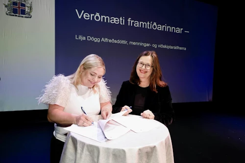 Ráðherra og Hrafn­hildur Arnkelsdóttir forstjóri Hagstofu undirrita samninginn.