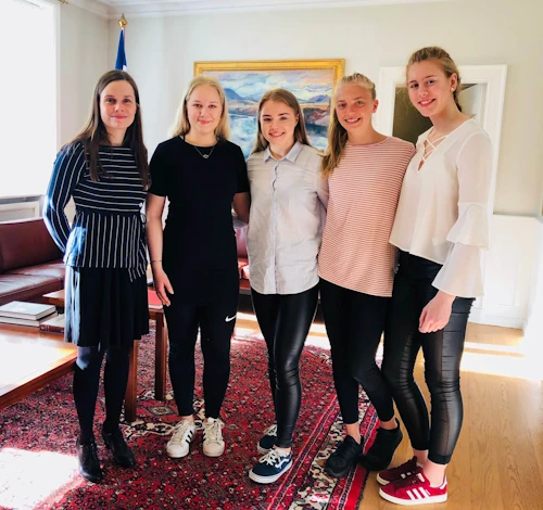 Katrín Jakobsdóttir, forsætisráðherra, ásamt nemendum úr Árbæjarskóla