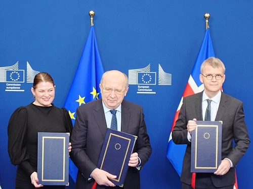 Frá undirritun í Brüssel. Frá vinstri: Cecelie Myrseth viðskipta- og iðnaðarráðherra Noregs, Andrius Kubilius sem fer með málefni varnarmála og geimsins í framkvæmdastjórn ESB og Stefán Haukur Jóhannesson sendiherra Íslands í Brüssel.
