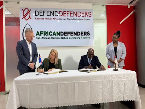 Hildigunnur Engilbertsdóttir, forstöðumaður sendiráðs Íslands í Kampala, og Hassan Shire, framkvæmdastjóri DefendDefenders,  Sveinn H. Guðmarsson sendiráðunautur og Memory Bandera Rwampwanyi hjá DefendDefenders.