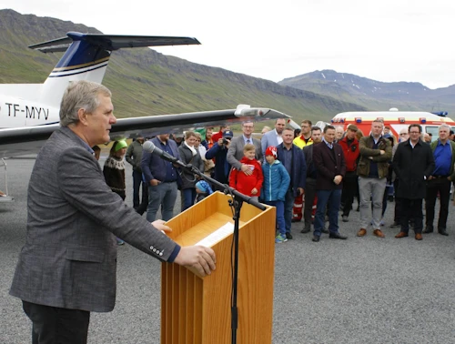 Samgöngu- og sveitarstjórnarráðherra flutti ávarp á Norðfjarðarflugvelli.