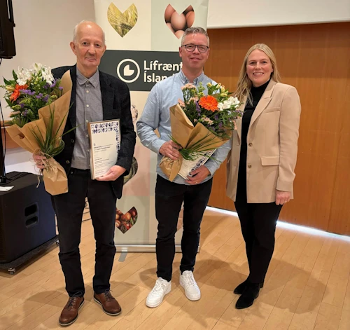Kristján Oddson á Neðra-Hálsi í Kjós og Helgi Rafni Gunnarsson framkvæmdastjóri Biobús taka við viðurkenningum frá Bryndísi Eiríksdóttur, sérfræðingi á skrifstofu Landgæða og dýraheilsu í atvinnuvegaráðuneytinu. 