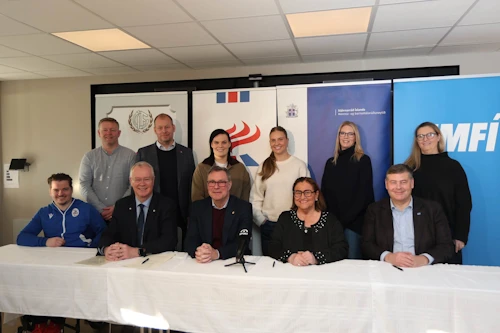 Ráðherra íþróttamála ásamt forystu ÍSÍ, UMFÍ, ÍF, afreksíþróttafólki og svæðisfulltrúum við undirritun í ÍSÍ í dag
