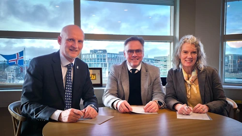 Eyjólfur Ármannsson innviðaráðherra, Jón Björn Hákonarson formaður Sambands íslenskra sveitarfélaga og Þórdís Jóna Sigurðardóttir forstjóri MMS undirrituðu samkomulagið.