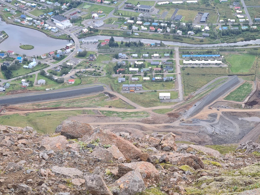 : Uppbygging varnargarða undir Bjólfi á Seyðisfirði, haustið 2024. Verktaki: Héraðsverk. Ljósmynd: KMH