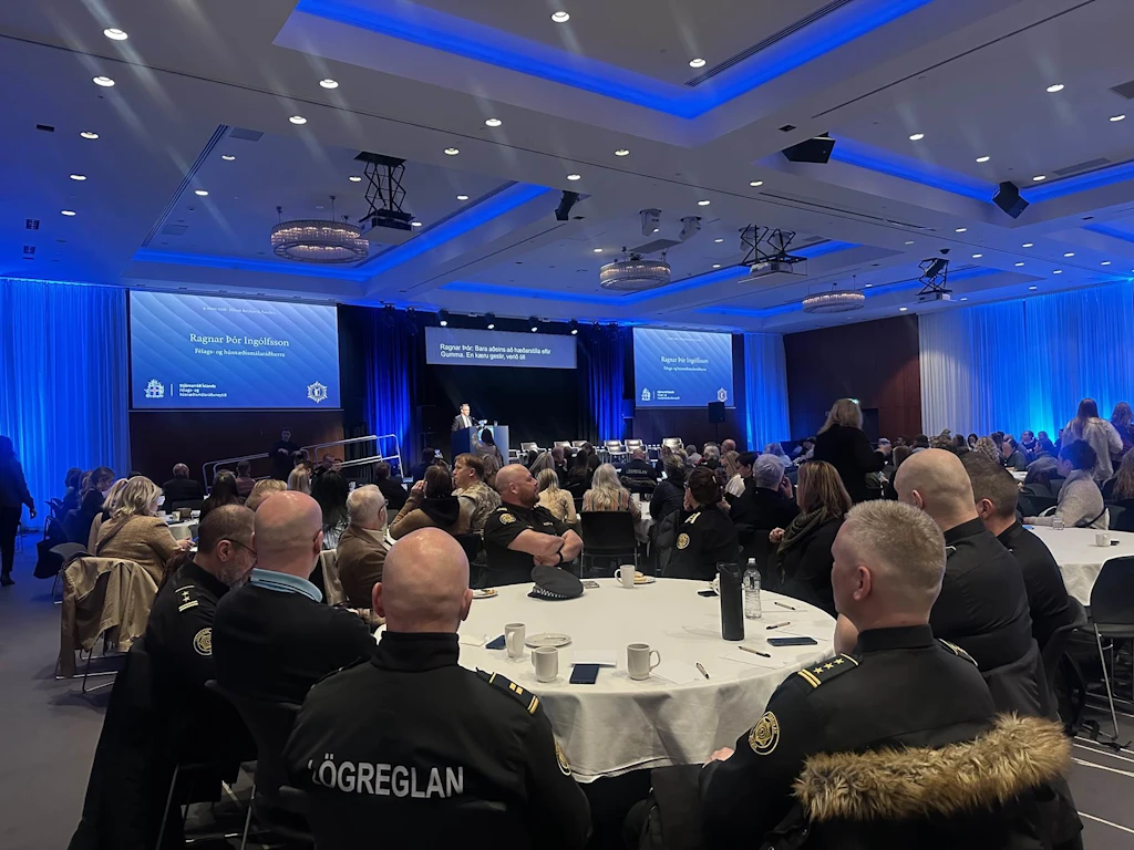 Fullur salur á landssamráðsfundi um aðgerðir gegn ofbeldi og afleiðingum þess.
