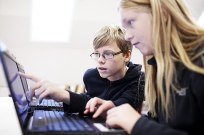 Drengir við tölvu mynd frá norden.org