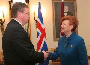 Heimir Hannesson, sendiherra, og Vaira Vike-Freiberga, forseti Lettlands