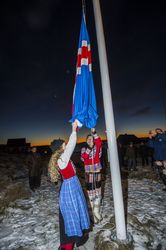 Íslensk börn hengja upp íslenska fánan í Nuuk